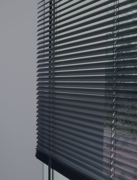 Stores intérieurs vs extérieurs : lequel choisir pour votre maison ?
